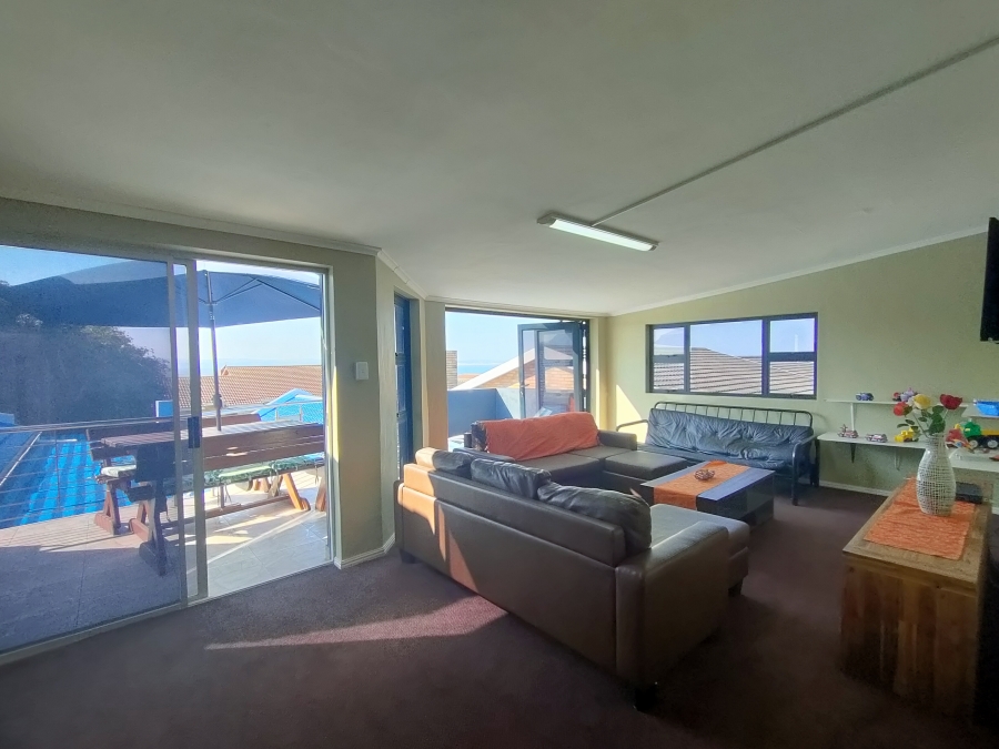 8 Bedroom Property for Sale in Wavecrest Eastern Cape